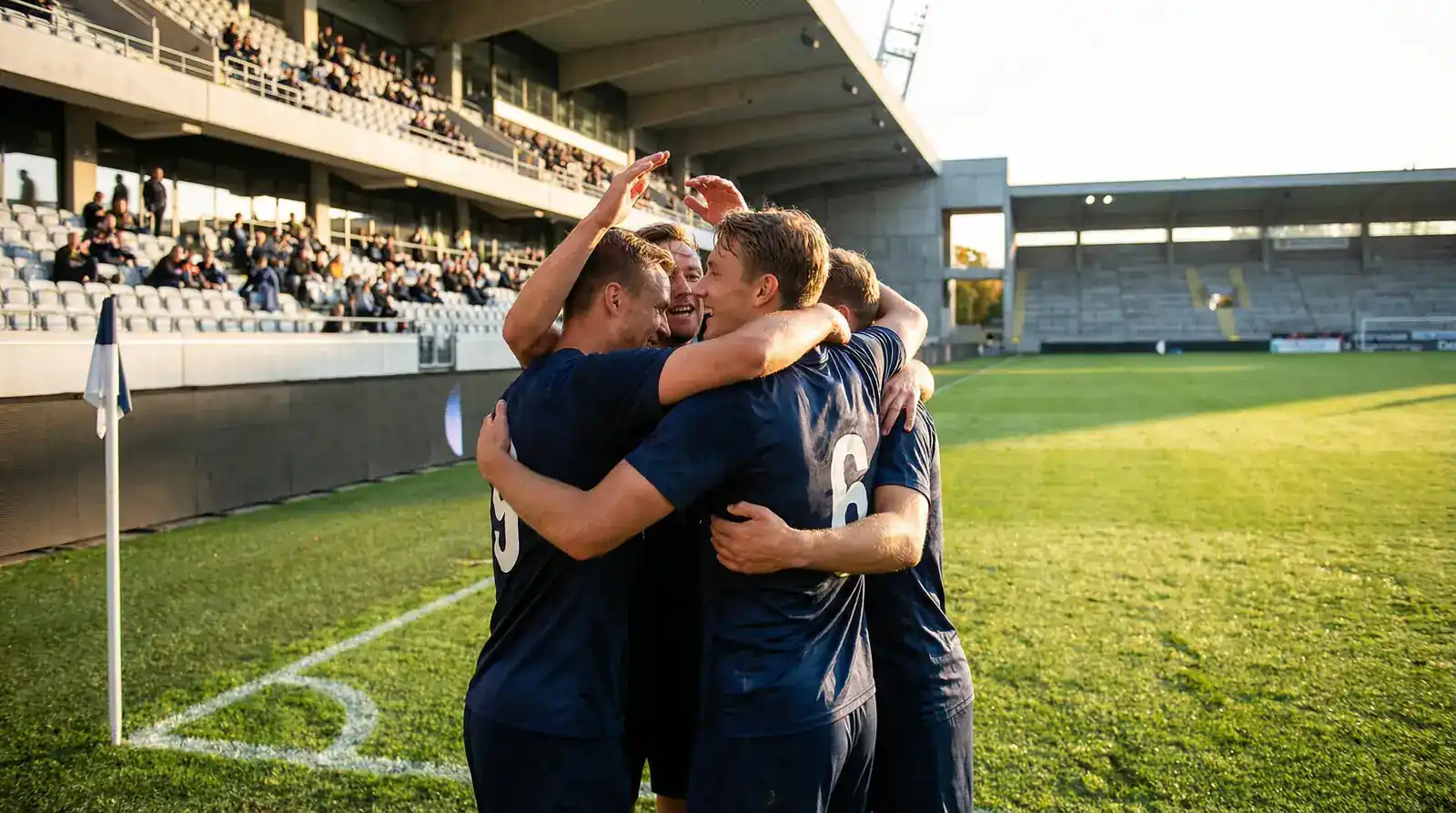 Fotbollsspelare firar en seger på en svensk fotbollsplan under Allsvenskan 2026